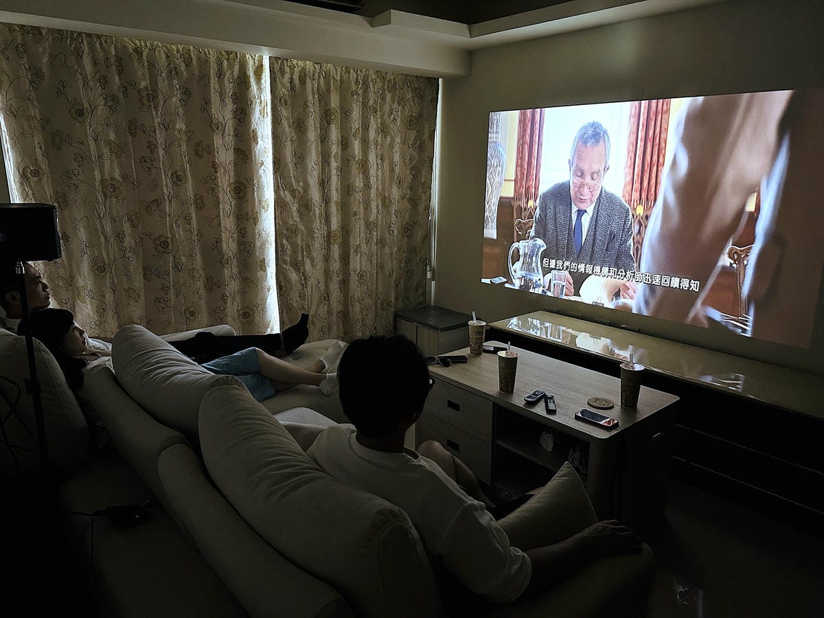 【SANSUI山水】微型行動智慧投影機SPJ-MO開箱!500ANSI高流明白天夜晚都清晰,內建影音平台,支援安卓IOS鏡射,超大投影看電影追劇打電動就是爽!小空間就能擁有絕佳視野享受