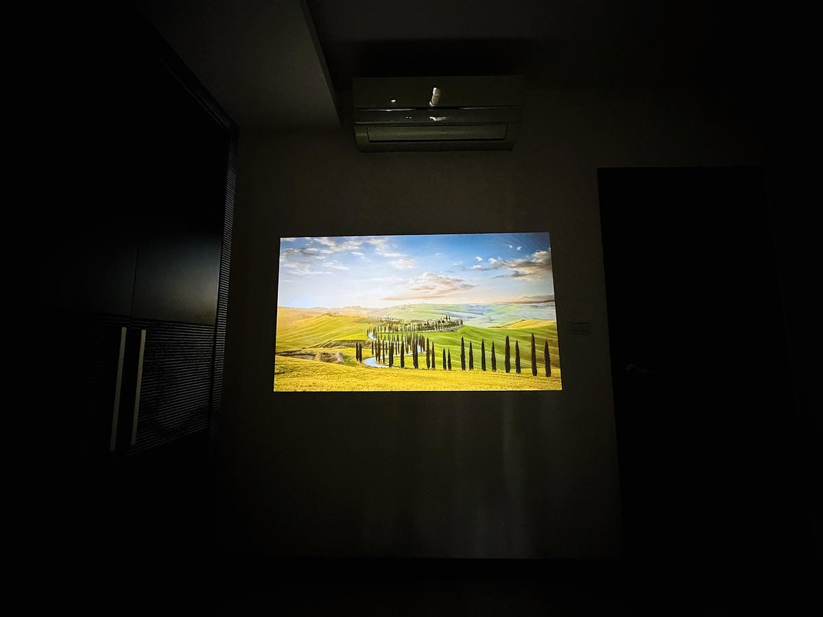 【SANSUI山水】微型行動智慧投影機SPJ-MO開箱!500ANSI高流明白天夜晚都清晰,內建影音平台,支援安卓IOS鏡射,超大投影看電影追劇打電動就是爽!小空間就能擁有絕佳視野享受