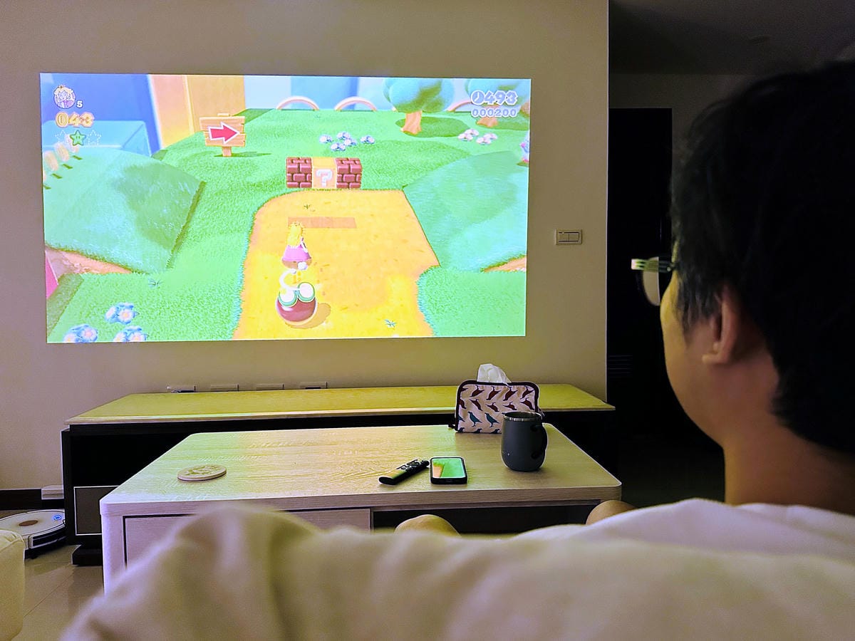 【SANSUI山水】微型行動智慧投影機SPJ-MO開箱!500ANSI高流明白天夜晚都清晰,內建影音平台,支援安卓IOS鏡射,超大投影看電影追劇打電動就是爽!小空間就能擁有絕佳視野享受