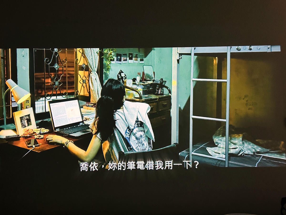 【SANSUI山水】微型行動智慧投影機SPJ-MO開箱!500ANSI高流明白天夜晚都清晰,內建影音平台,支援安卓IOS鏡射,超大投影看電影追劇打電動就是爽!小空間就能擁有絕佳視野享受