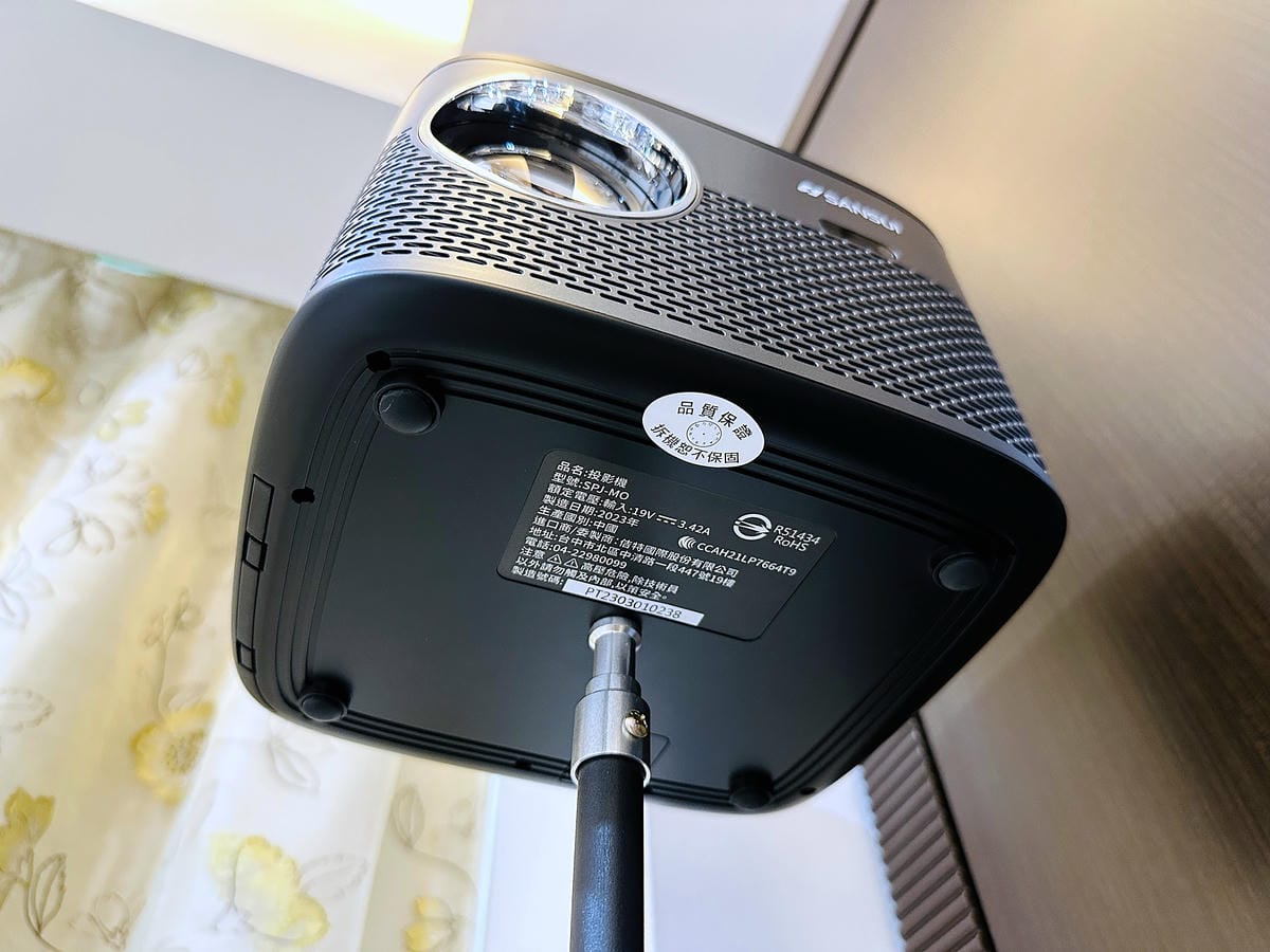 【SANSUI山水】微型行動智慧投影機SPJ-MO開箱!500ANSI高流明白天夜晚都清晰,內建影音平台,支援安卓IOS鏡射,超大投影看電影追劇打電動就是爽!小空間就能擁有絕佳視野享受