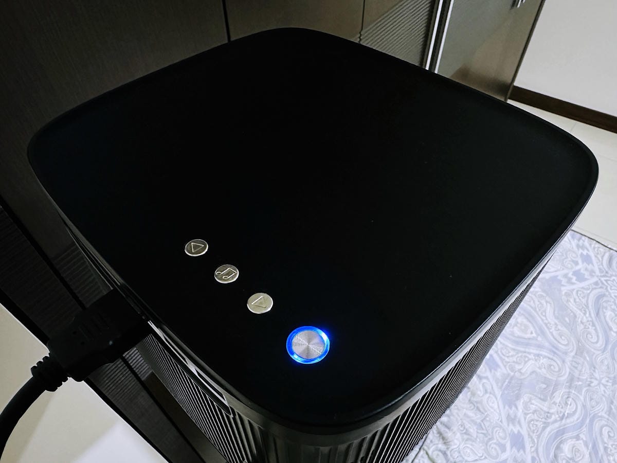 【SANSUI山水】微型行動智慧投影機SPJ-MO開箱!500ANSI高流明白天夜晚都清晰,內建影音平台,支援安卓IOS鏡射,超大投影看電影追劇打電動就是爽!小空間就能擁有絕佳視野享受