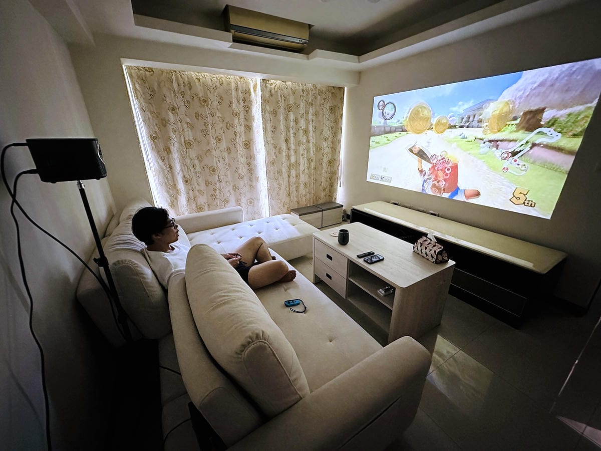 【SANSUI山水】微型行動智慧投影機SPJ-MO開箱!500ANSI高流明白天夜晚都清晰,內建影音平台,支援安卓IOS鏡射,超大投影看電影追劇打電動就是爽!小空間就能擁有絕佳視野享受