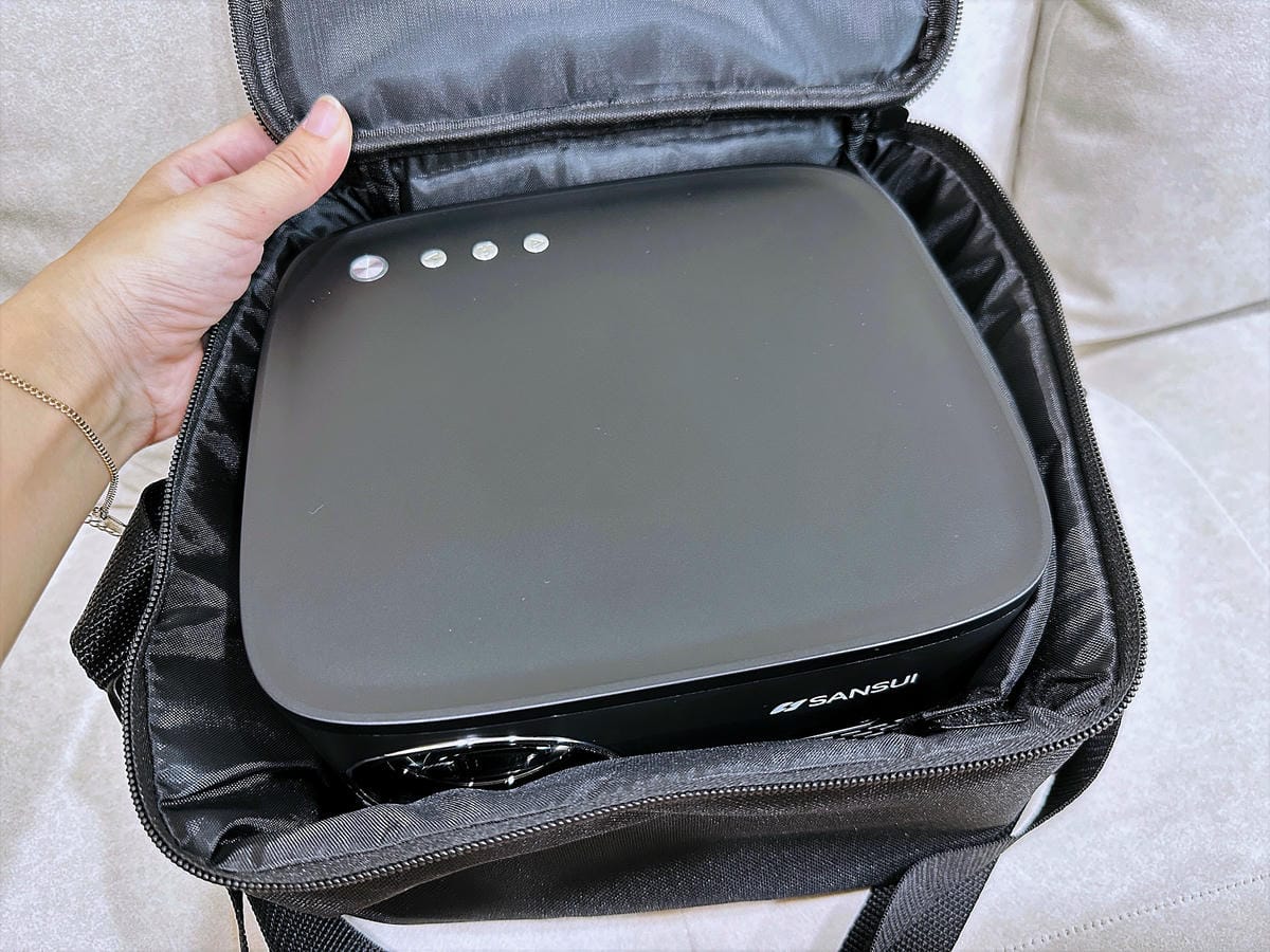 【SANSUI山水】微型行動智慧投影機SPJ-MO開箱!500ANSI高流明白天夜晚都清晰,內建影音平台,支援安卓IOS鏡射,超大投影看電影追劇打電動就是爽!小空間就能擁有絕佳視野享受