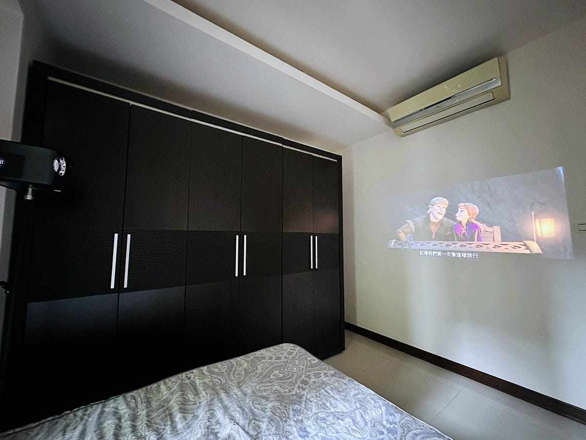 【SANSUI山水】微型行動智慧投影機SPJ-MO開箱!500ANSI高流明白天夜晚都清晰,內建影音平台,支援安卓IOS鏡射,超大投影看電影追劇打電動就是爽!小空間就能擁有絕佳視野享受