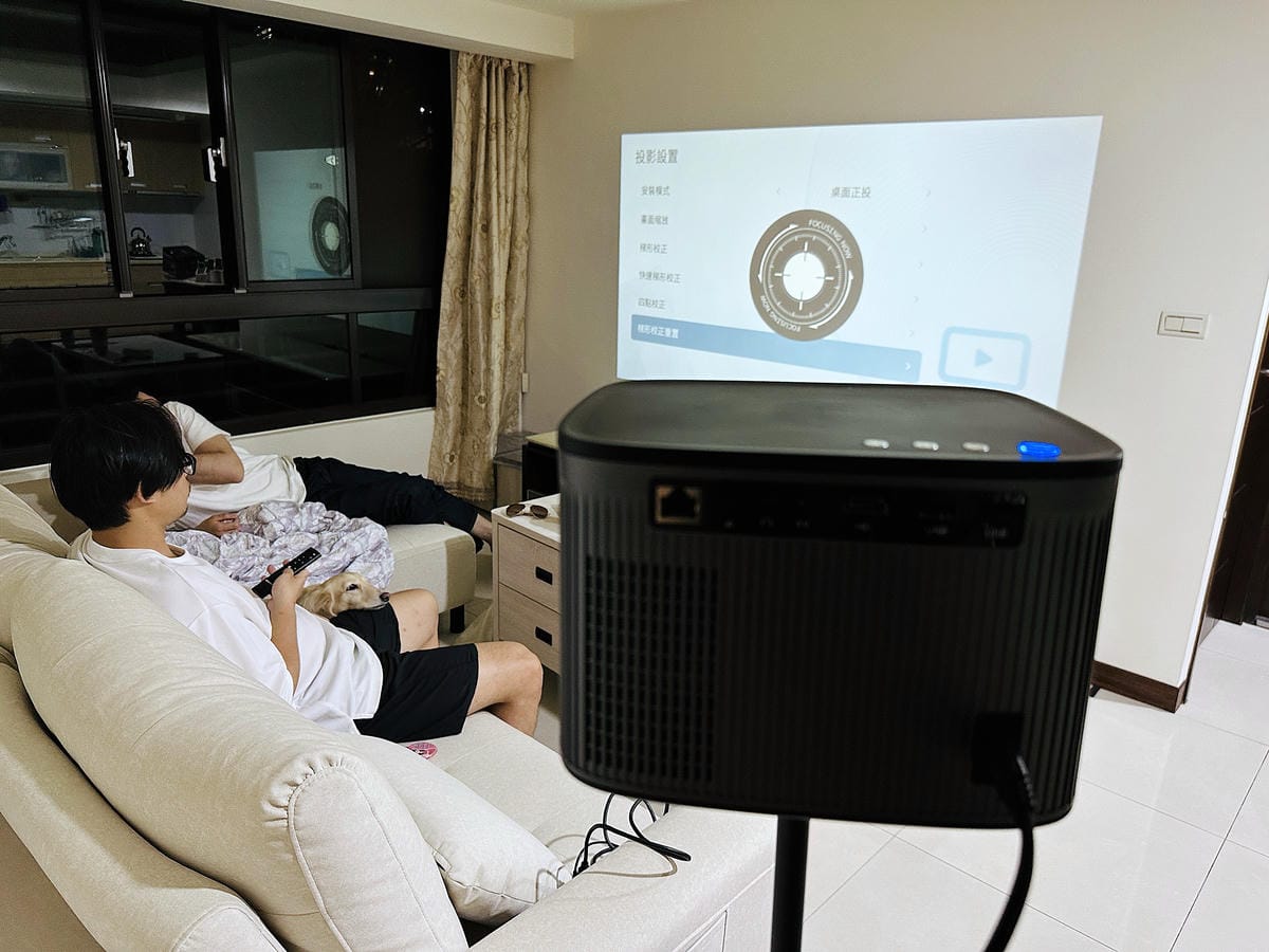 【SANSUI山水】微型行動智慧投影機SPJ-MO開箱!500ANSI高流明白天夜晚都清晰,內建影音平台,支援安卓IOS鏡射,超大投影看電影追劇打電動就是爽!小空間就能擁有絕佳視野享受