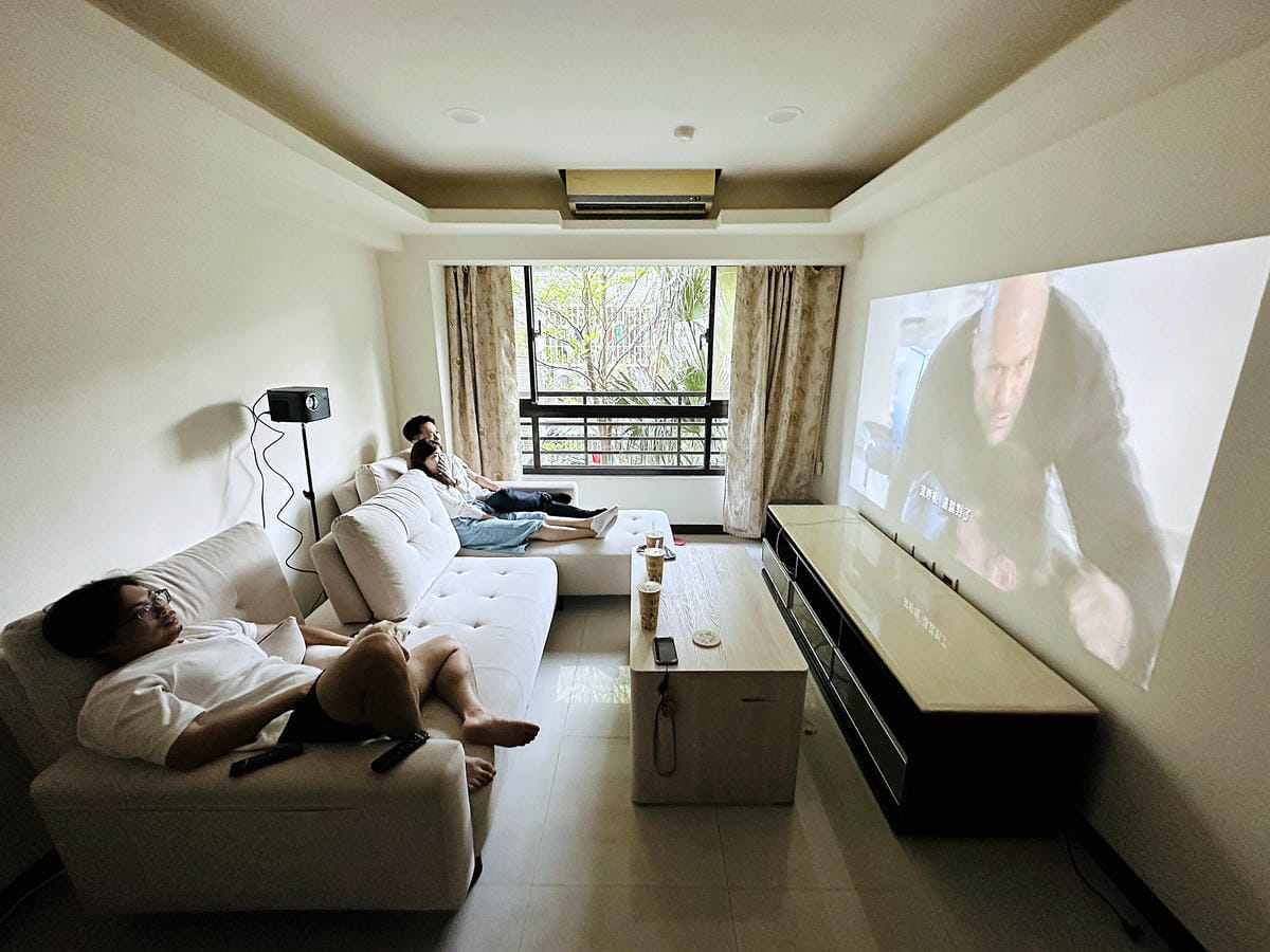 【SANSUI山水】微型行動智慧投影機SPJ-MO開箱!500ANSI高流明白天夜晚都清晰,內建影音平台,支援安卓IOS鏡射,超大投影看電影追劇打電動就是爽!小空間就能擁有絕佳視野享受