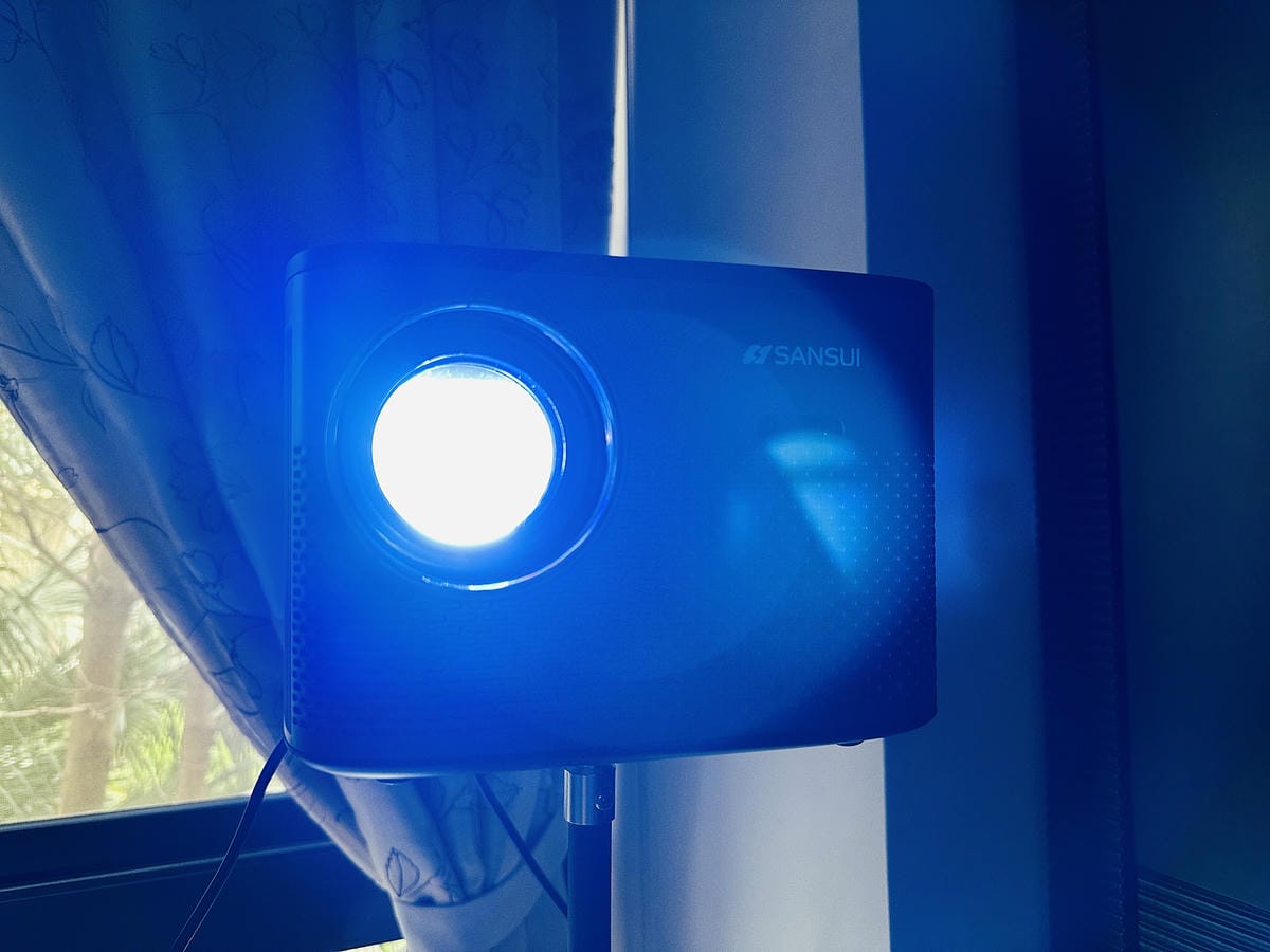 【SANSUI山水】微型行動智慧投影機SPJ-MO開箱!500ANSI高流明白天夜晚都清晰,內建影音平台,支援安卓IOS鏡射,超大投影看電影追劇打電動就是爽!小空間就能擁有絕佳視野享受