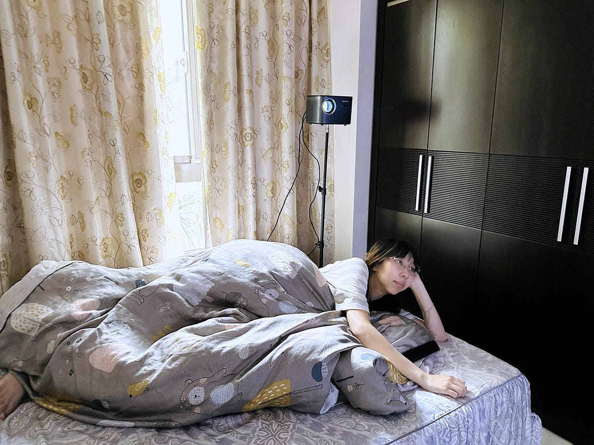 【SANSUI山水】微型行動智慧投影機SPJ-MO開箱!500ANSI高流明白天夜晚都清晰,內建影音平台,支援安卓IOS鏡射,超大投影看電影追劇打電動就是爽!小空間就能擁有絕佳視野享受