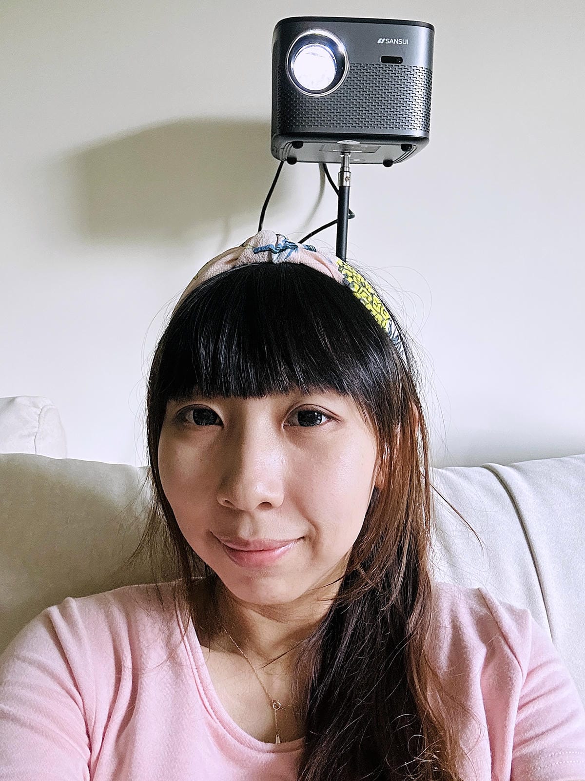 【SANSUI山水】微型行動智慧投影機SPJ-MO開箱!500ANSI高流明白天夜晚都清晰,內建影音平台,支援安卓IOS鏡射,超大投影看電影追劇打電動就是爽!小空間就能擁有絕佳視野享受