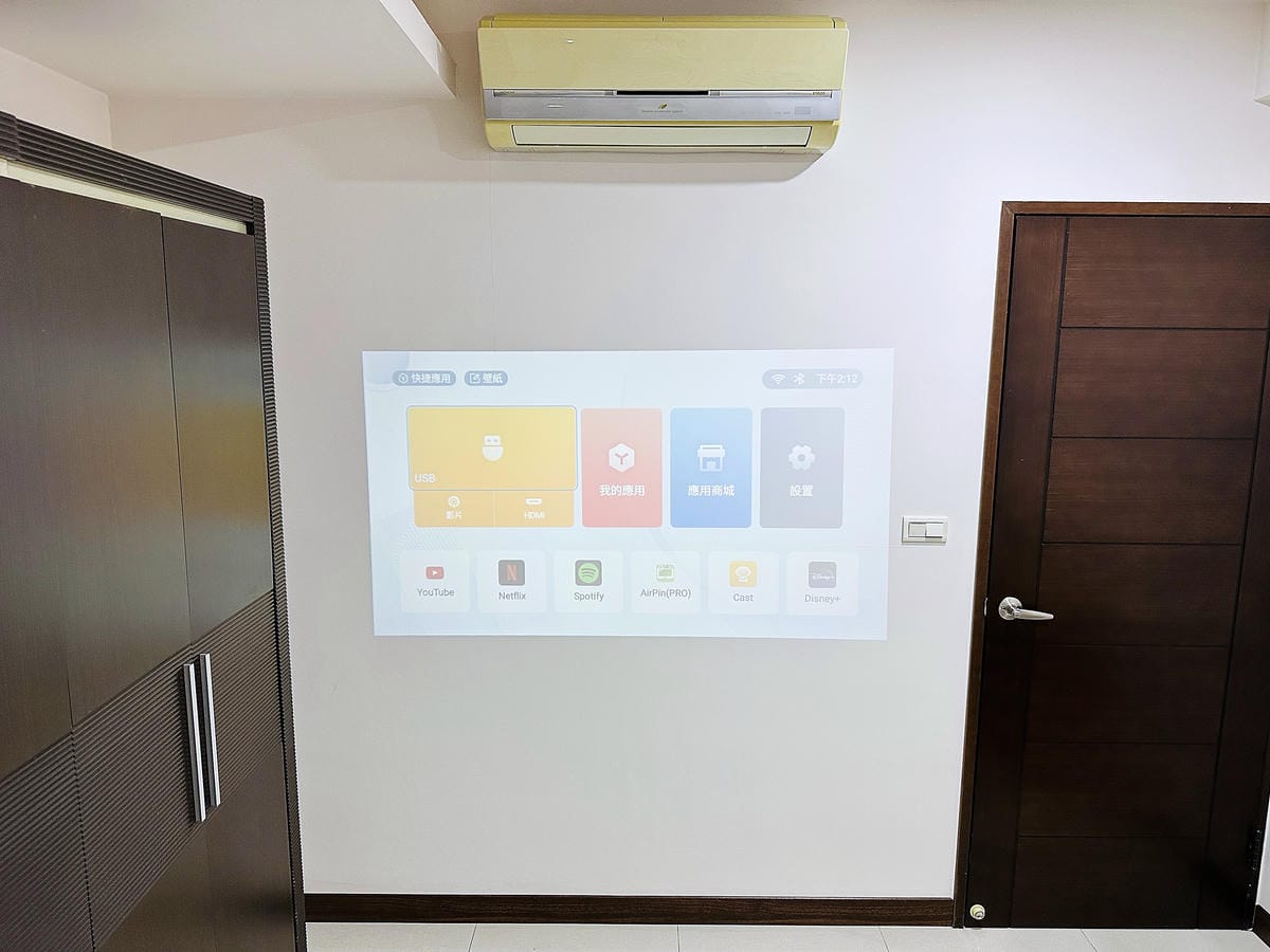 【SANSUI山水】微型行動智慧投影機SPJ-MO開箱!500ANSI高流明白天夜晚都清晰,內建影音平台,支援安卓IOS鏡射,超大投影看電影追劇打電動就是爽!小空間就能擁有絕佳視野享受