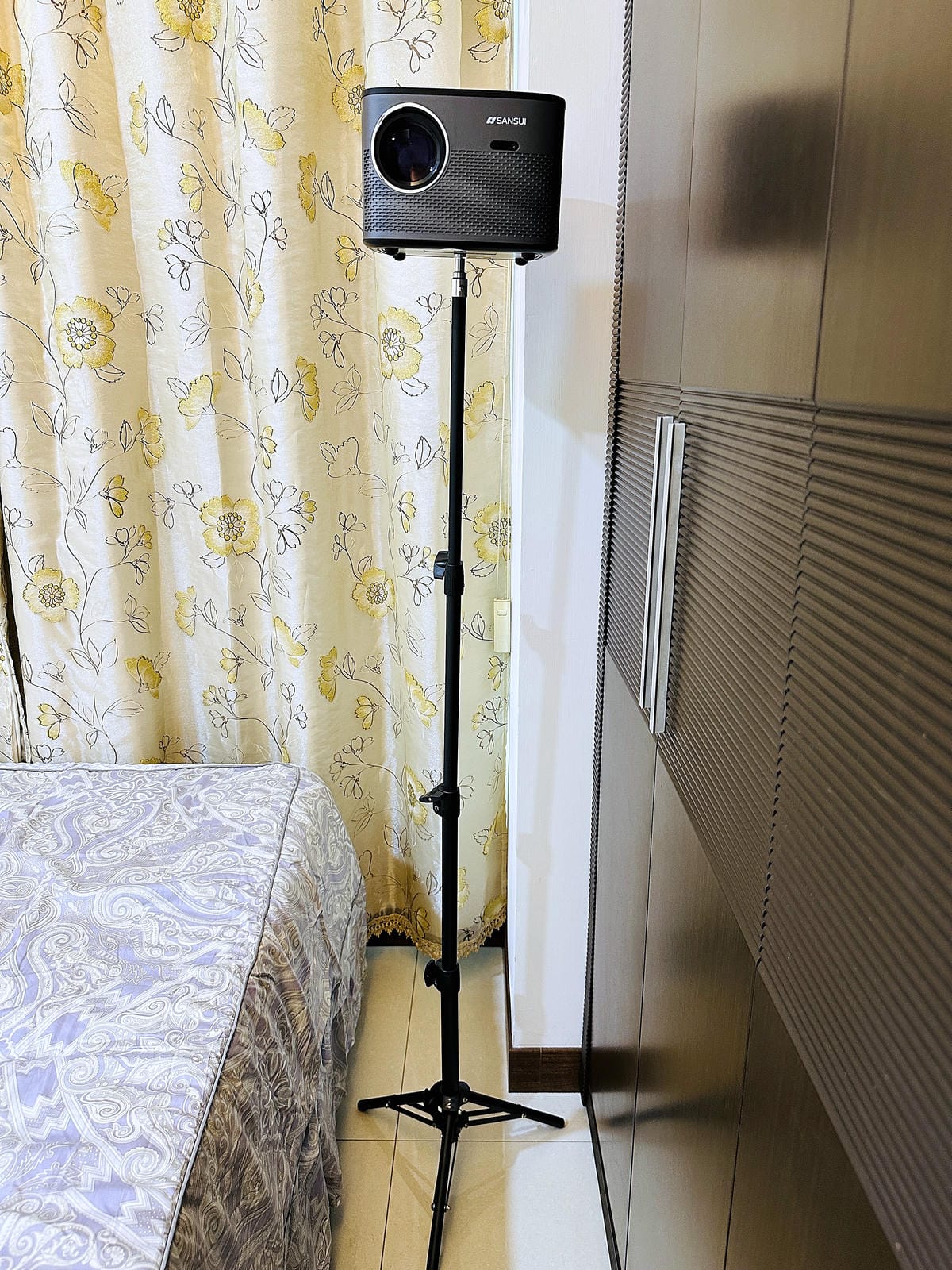 【SANSUI山水】微型行動智慧投影機SPJ-MO開箱!500ANSI高流明白天夜晚都清晰,內建影音平台,支援安卓IOS鏡射,超大投影看電影追劇打電動就是爽!小空間就能擁有絕佳視野享受