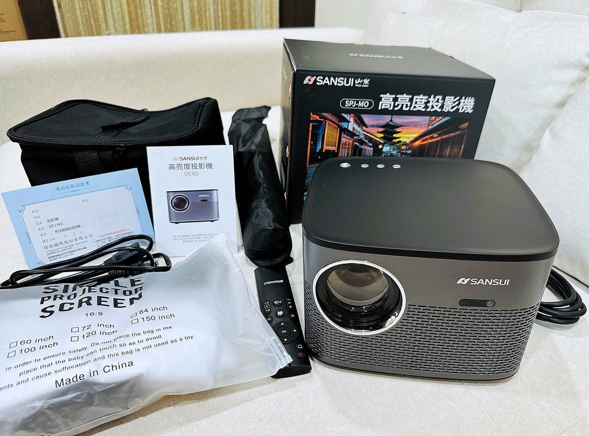 【SANSUI山水】微型行動智慧投影機SPJ-MO開箱!500ANSI高流明白天夜晚都清晰,內建影音平台,支援安卓IOS鏡射,超大投影看電影追劇打電動就是爽!小空間就能擁有絕佳視野享受