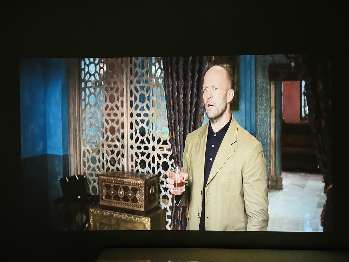 【SANSUI山水】微型行動智慧投影機SPJ-MO開箱!500ANSI高流明白天夜晚都清晰,內建影音平台,支援安卓IOS鏡射,超大投影看電影追劇打電動就是爽!小空間就能擁有絕佳視野享受