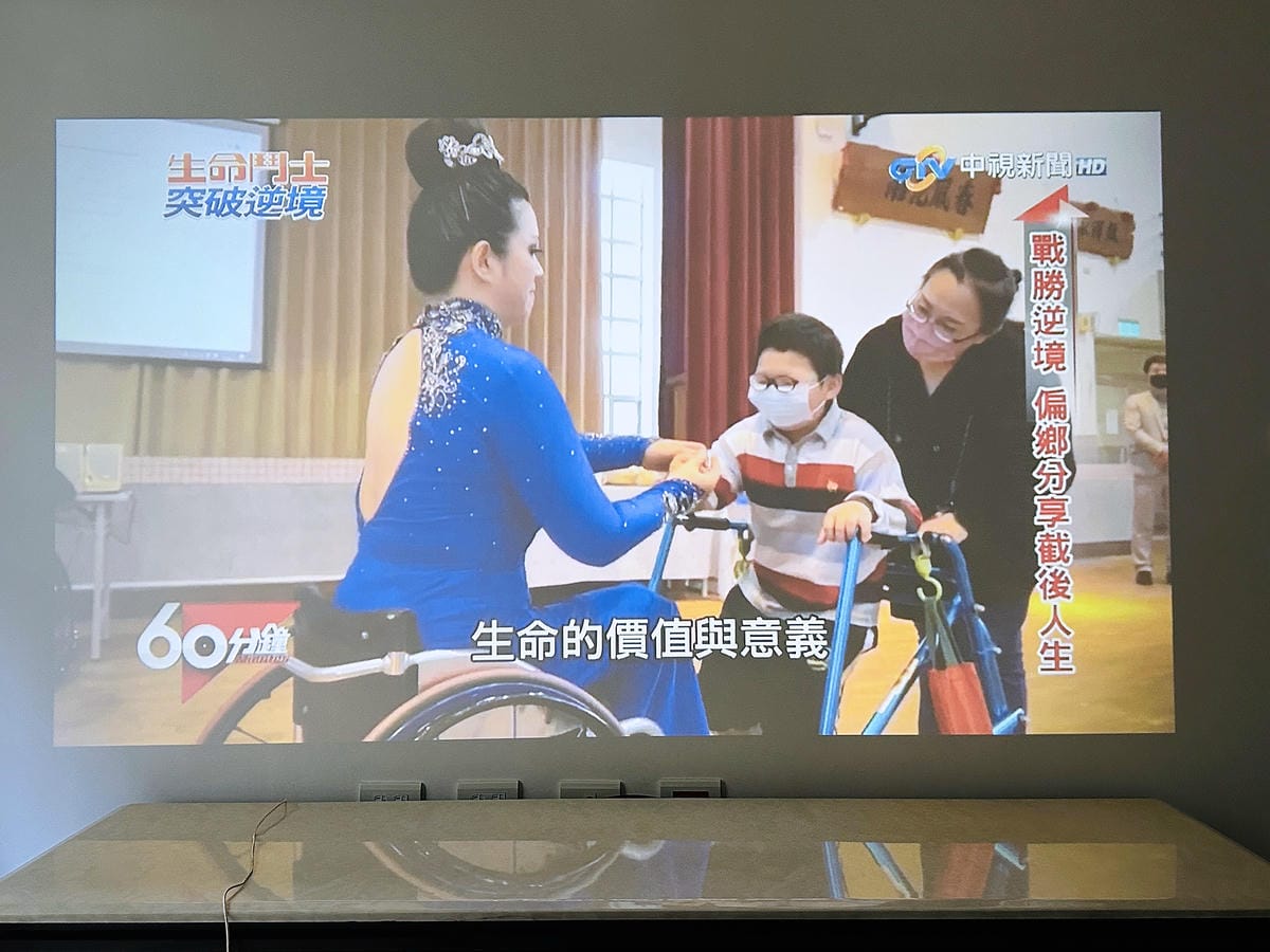 【SANSUI山水】微型行動智慧投影機SPJ-MO開箱!500ANSI高流明白天夜晚都清晰,內建影音平台,支援安卓IOS鏡射,超大投影看電影追劇打電動就是爽!小空間就能擁有絕佳視野享受