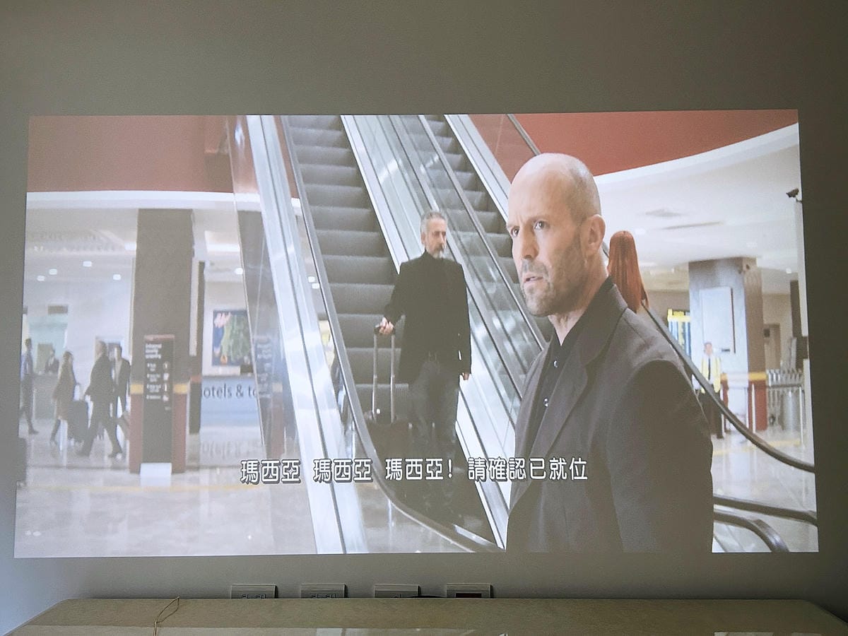 【SANSUI山水】微型行動智慧投影機SPJ-MO開箱!500ANSI高流明白天夜晚都清晰,內建影音平台,支援安卓IOS鏡射,超大投影看電影追劇打電動就是爽!小空間就能擁有絕佳視野享受