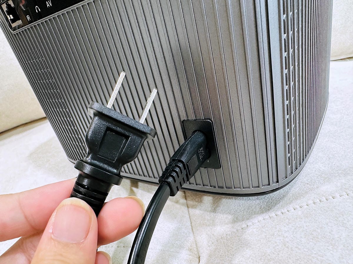 【SANSUI山水】微型行動智慧投影機SPJ-MO開箱!500ANSI高流明白天夜晚都清晰,內建影音平台,支援安卓IOS鏡射,超大投影看電影追劇打電動就是爽!小空間就能擁有絕佳視野享受