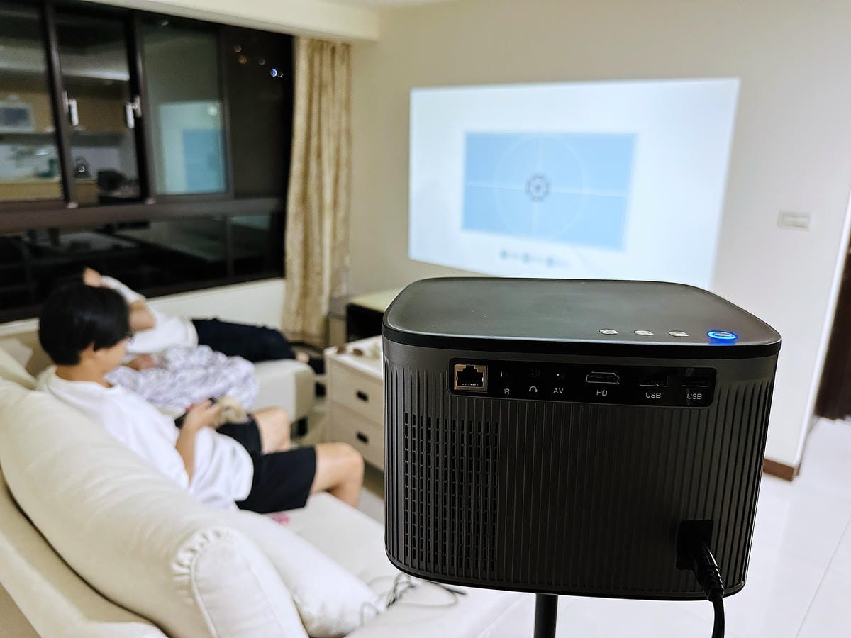 【SANSUI山水】微型行動智慧投影機SPJ-MO開箱!500ANSI高流明白天夜晚都清晰,內建影音平台,支援安卓IOS鏡射,超大投影看電影追劇打電動就是爽!小空間就能擁有絕佳視野享受