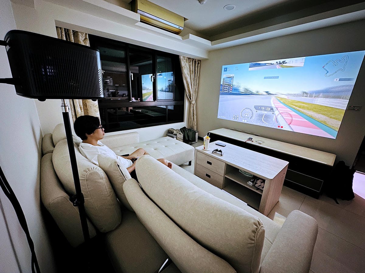 【SANSUI山水】微型行動智慧投影機SPJ-MO開箱!500ANSI高流明白天夜晚都清晰,內建影音平台,支援安卓IOS鏡射,超大投影看電影追劇打電動就是爽!小空間就能擁有絕佳視野享受