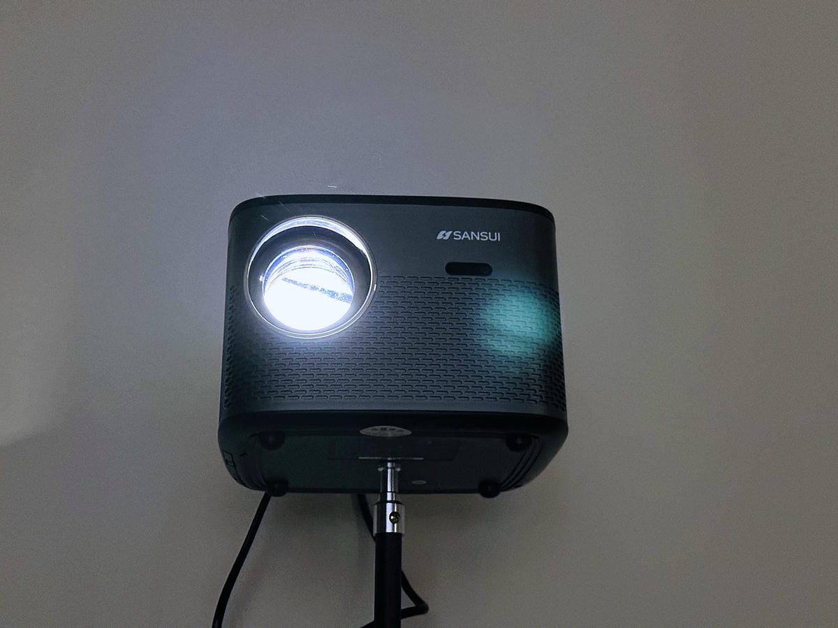 【SANSUI山水】微型行動智慧投影機SPJ-MO開箱!500ANSI高流明白天夜晚都清晰,內建影音平台,支援安卓IOS鏡射,超大投影看電影追劇打電動就是爽!小空間就能擁有絕佳視野享受