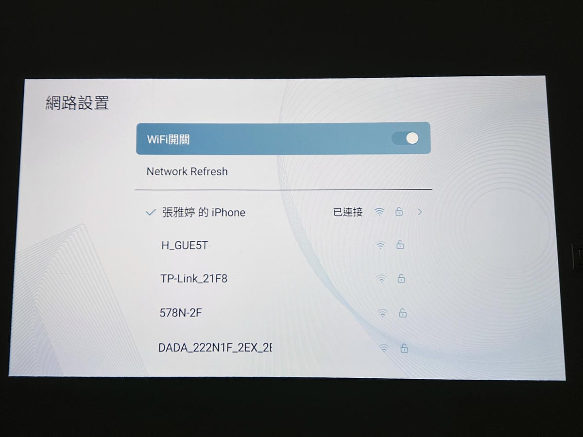 【SANSUI山水】微型行動智慧投影機SPJ-MO開箱!500ANSI高流明白天夜晚都清晰,內建影音平台,支援安卓IOS鏡射,超大投影看電影追劇打電動就是爽!小空間就能擁有絕佳視野享受