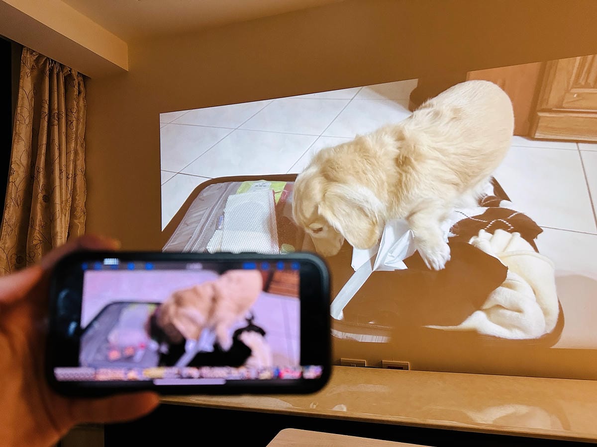 【SANSUI山水】微型行動智慧投影機SPJ-MO開箱!500ANSI高流明白天夜晚都清晰,內建影音平台,支援安卓IOS鏡射,超大投影看電影追劇打電動就是爽!小空間就能擁有絕佳視野享受