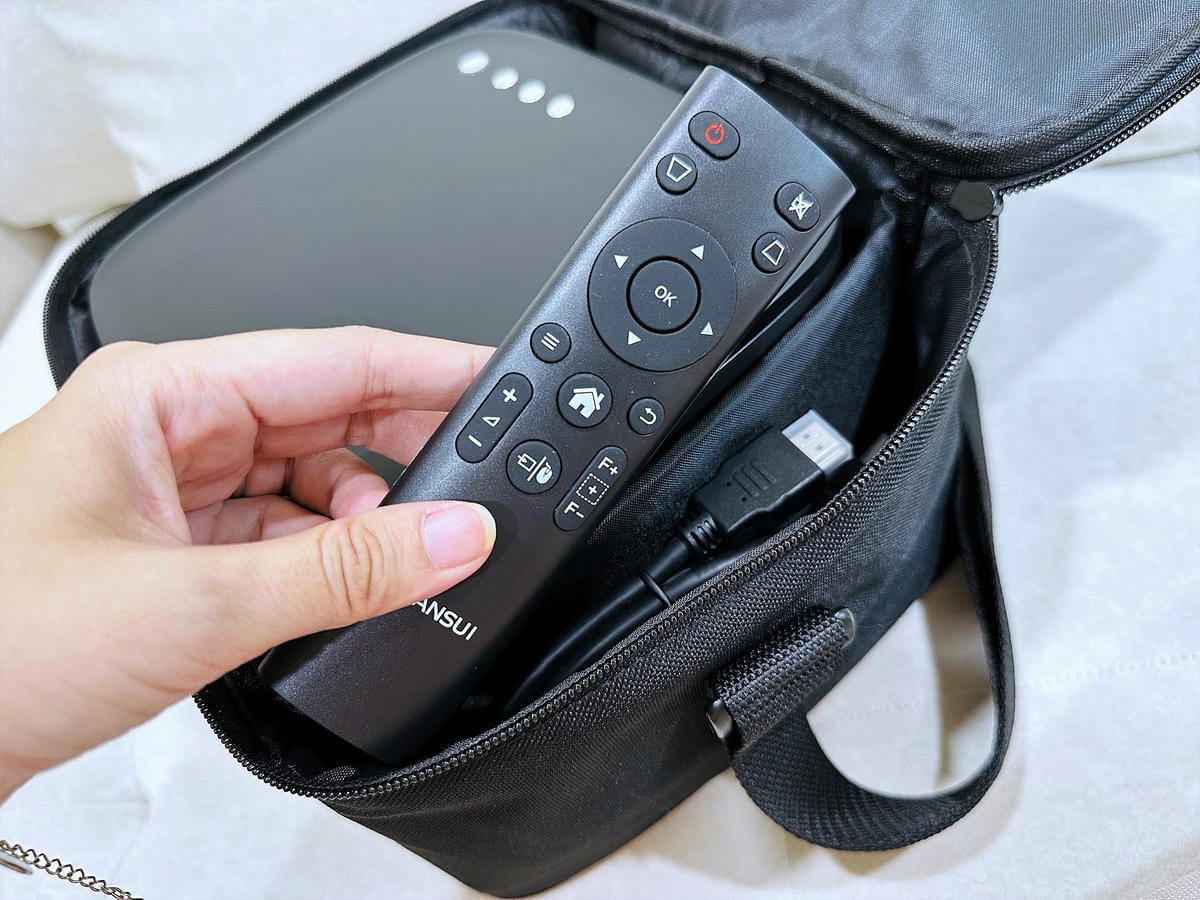 【SANSUI山水】微型行動智慧投影機SPJ-MO開箱!500ANSI高流明白天夜晚都清晰,內建影音平台,支援安卓IOS鏡射,超大投影看電影追劇打電動就是爽!小空間就能擁有絕佳視野享受