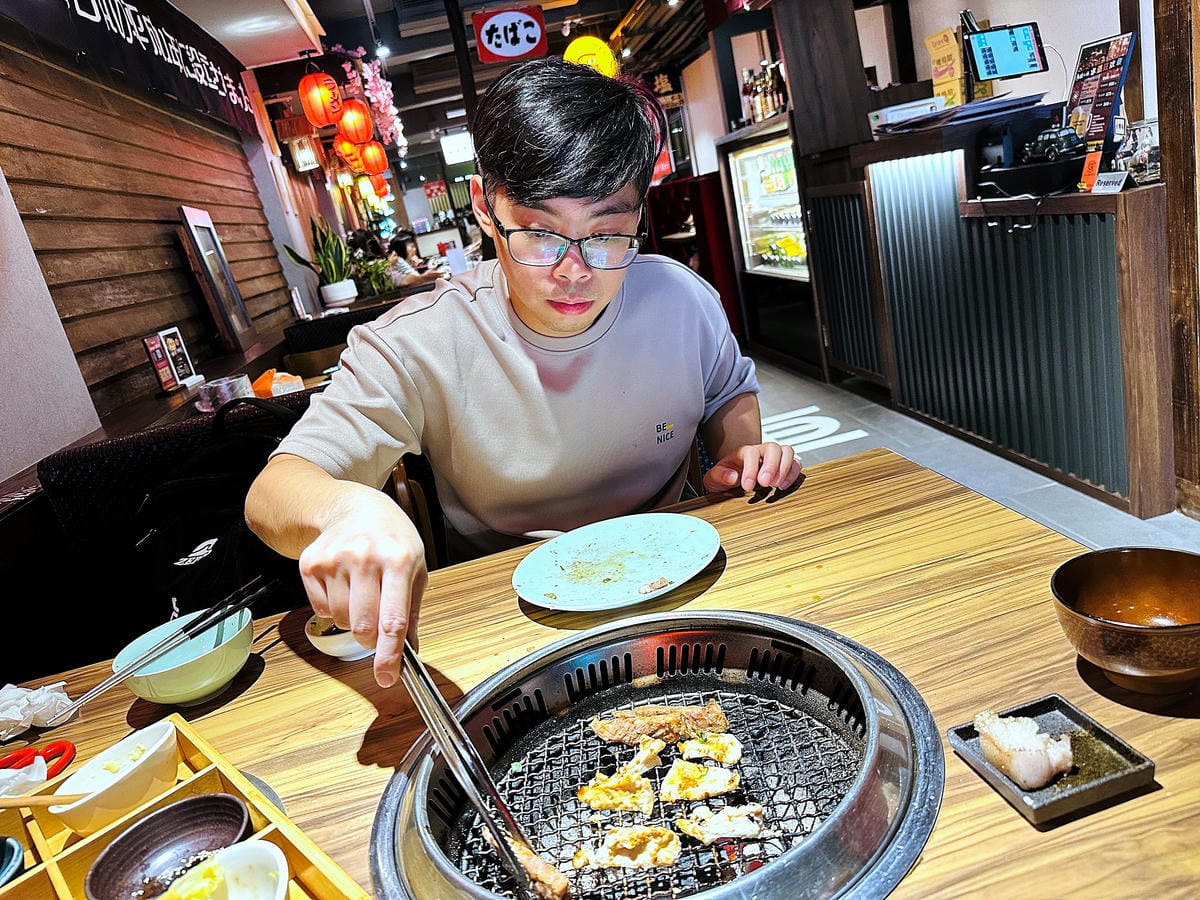 【狸小路燒肉專賣店】基隆超人氣燒肉推薦!激推頂級奢華「日本和牛雙人饗宴」超吸睛華麗九宮格儀式感滿點!嫩滑多汁『日本A5和牛』一吃入魂