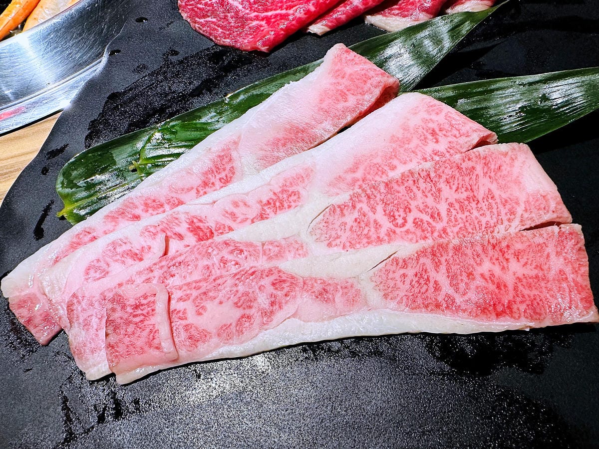 【狸小路燒肉專賣店】基隆超人氣燒肉推薦!激推頂級奢華「日本和牛雙人饗宴」超吸睛華麗九宮格儀式感滿點!嫩滑多汁『日本A5和牛』一吃入魂