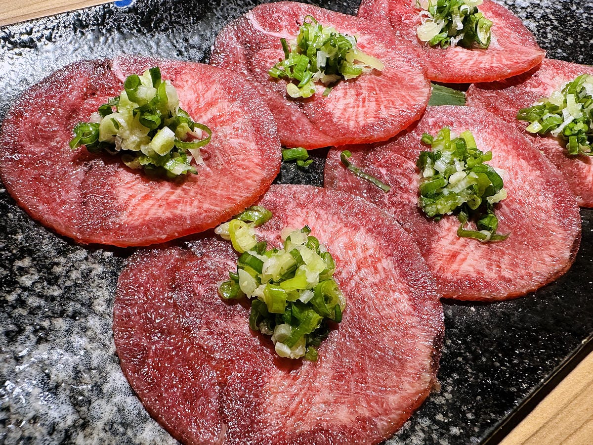 【狸小路燒肉專賣店】基隆超人氣燒肉推薦!激推頂級奢華「日本和牛雙人饗宴」超吸睛華麗九宮格儀式感滿點!嫩滑多汁『日本A5和牛』一吃入魂