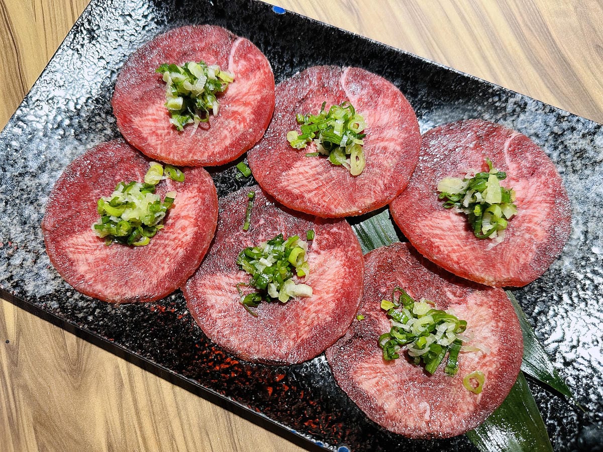 【狸小路燒肉專賣店】基隆超人氣燒肉推薦!激推頂級奢華「日本和牛雙人饗宴」超吸睛華麗九宮格儀式感滿點!嫩滑多汁『日本A5和牛』一吃入魂