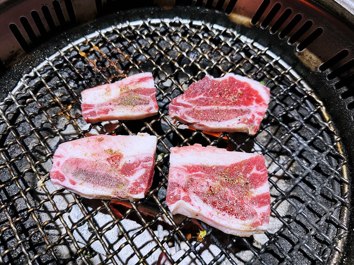 【狸小路燒肉專賣店】基隆超人氣燒肉推薦!激推頂級奢華「日本和牛雙人饗宴」超吸睛華麗九宮格儀式感滿點!嫩滑多汁『日本A5和牛』一吃入魂