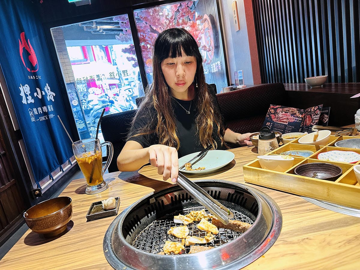 【狸小路燒肉專賣店】基隆超人氣燒肉推薦!激推頂級奢華「日本和牛雙人饗宴」超吸睛華麗九宮格儀式感滿點!嫩滑多汁『日本A5和牛』一吃入魂