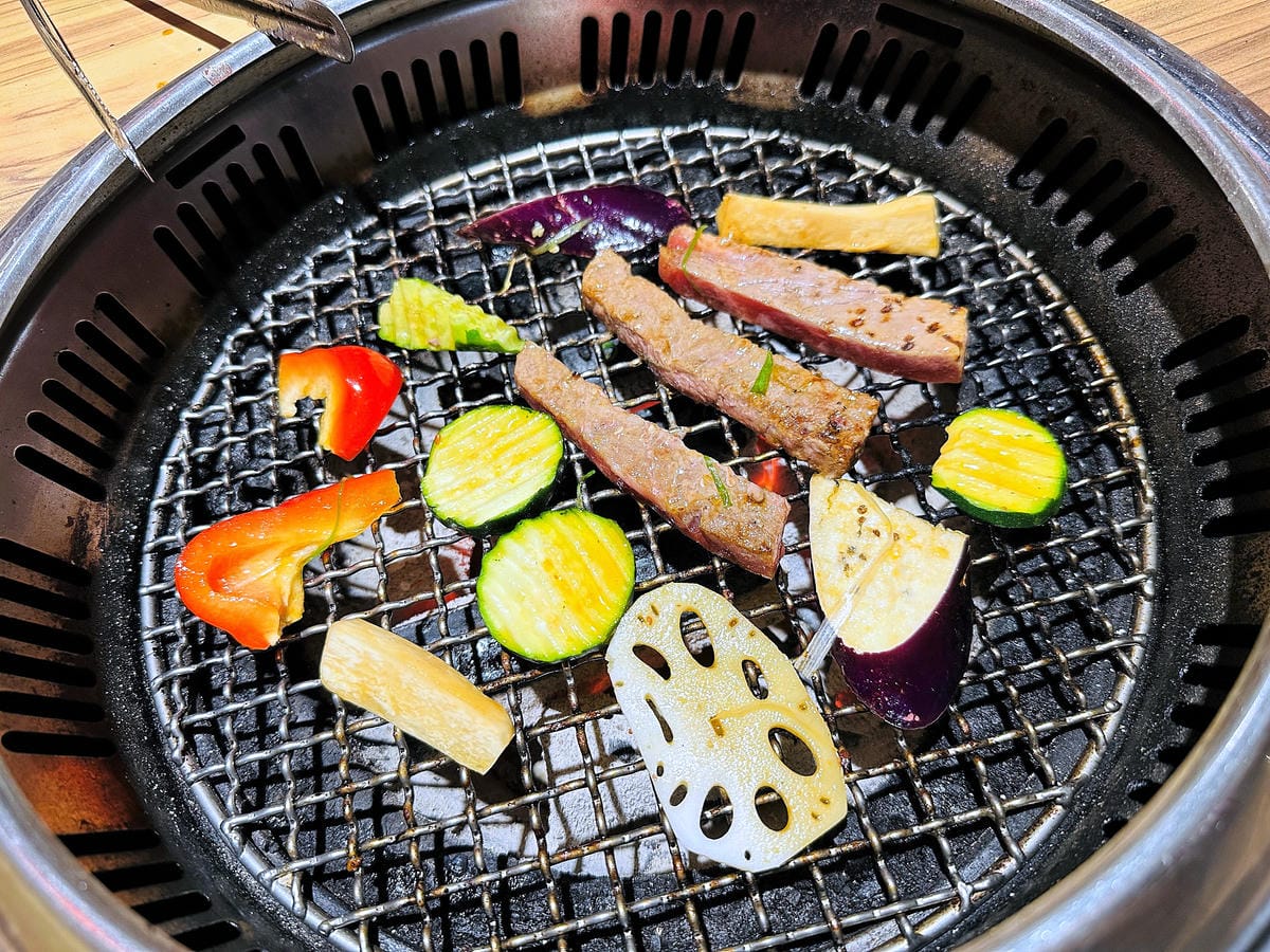 【狸小路燒肉專賣店】基隆超人氣燒肉推薦!激推頂級奢華「日本和牛雙人饗宴」超吸睛華麗九宮格儀式感滿點!嫩滑多汁『日本A5和牛』一吃入魂