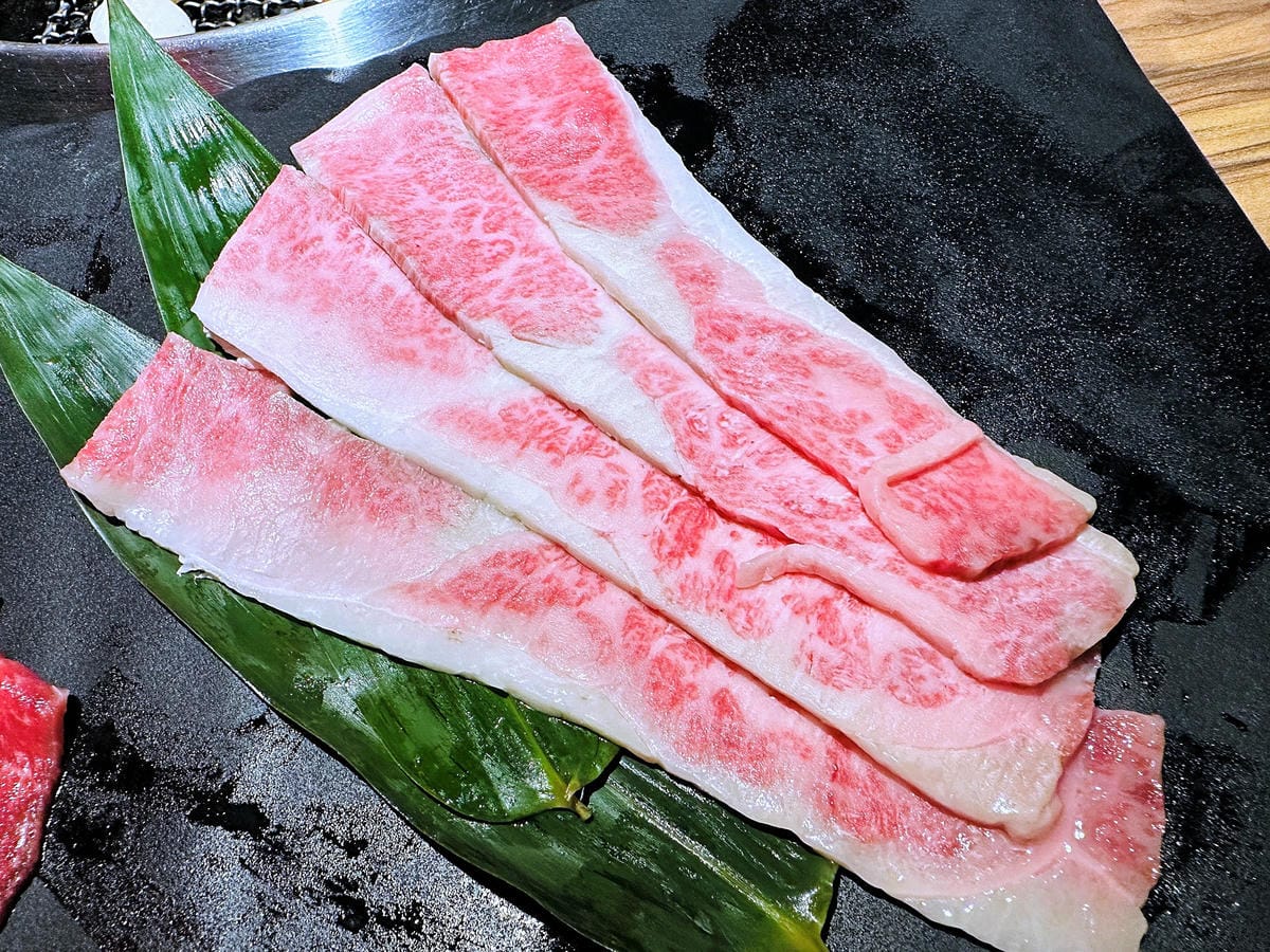 【狸小路燒肉專賣店】基隆超人氣燒肉推薦!激推頂級奢華「日本和牛雙人饗宴」超吸睛華麗九宮格儀式感滿點!嫩滑多汁『日本A5和牛』一吃入魂