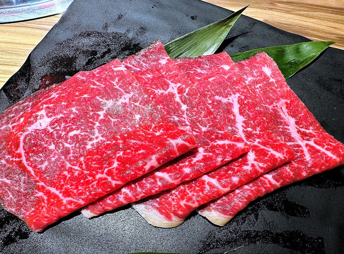 【狸小路燒肉專賣店】基隆超人氣燒肉推薦!激推頂級奢華「日本和牛雙人饗宴」超吸睛華麗九宮格儀式感滿點!嫩滑多汁『日本A5和牛』一吃入魂