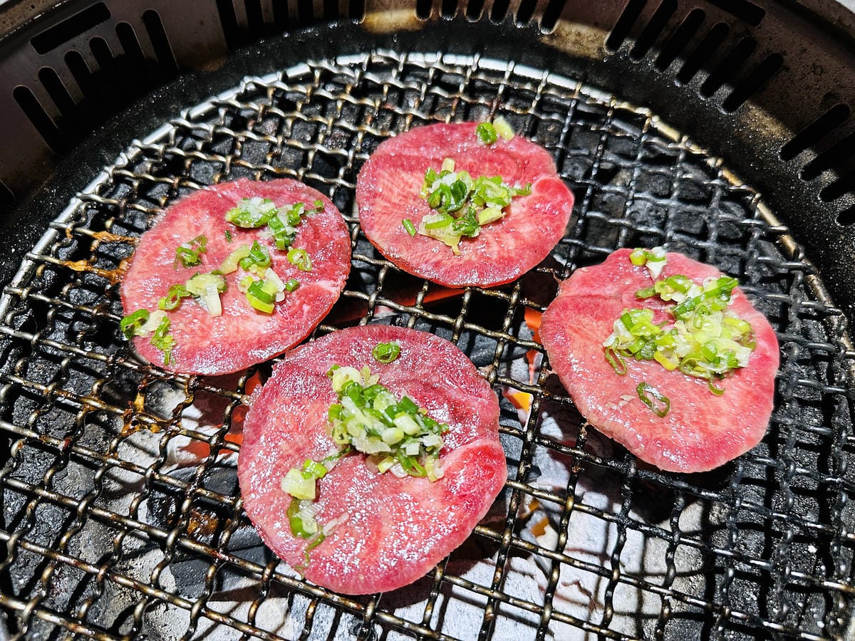 【狸小路燒肉專賣店】基隆超人氣燒肉推薦!激推頂級奢華「日本和牛雙人饗宴」超吸睛華麗九宮格儀式感滿點!嫩滑多汁『日本A5和牛』一吃入魂