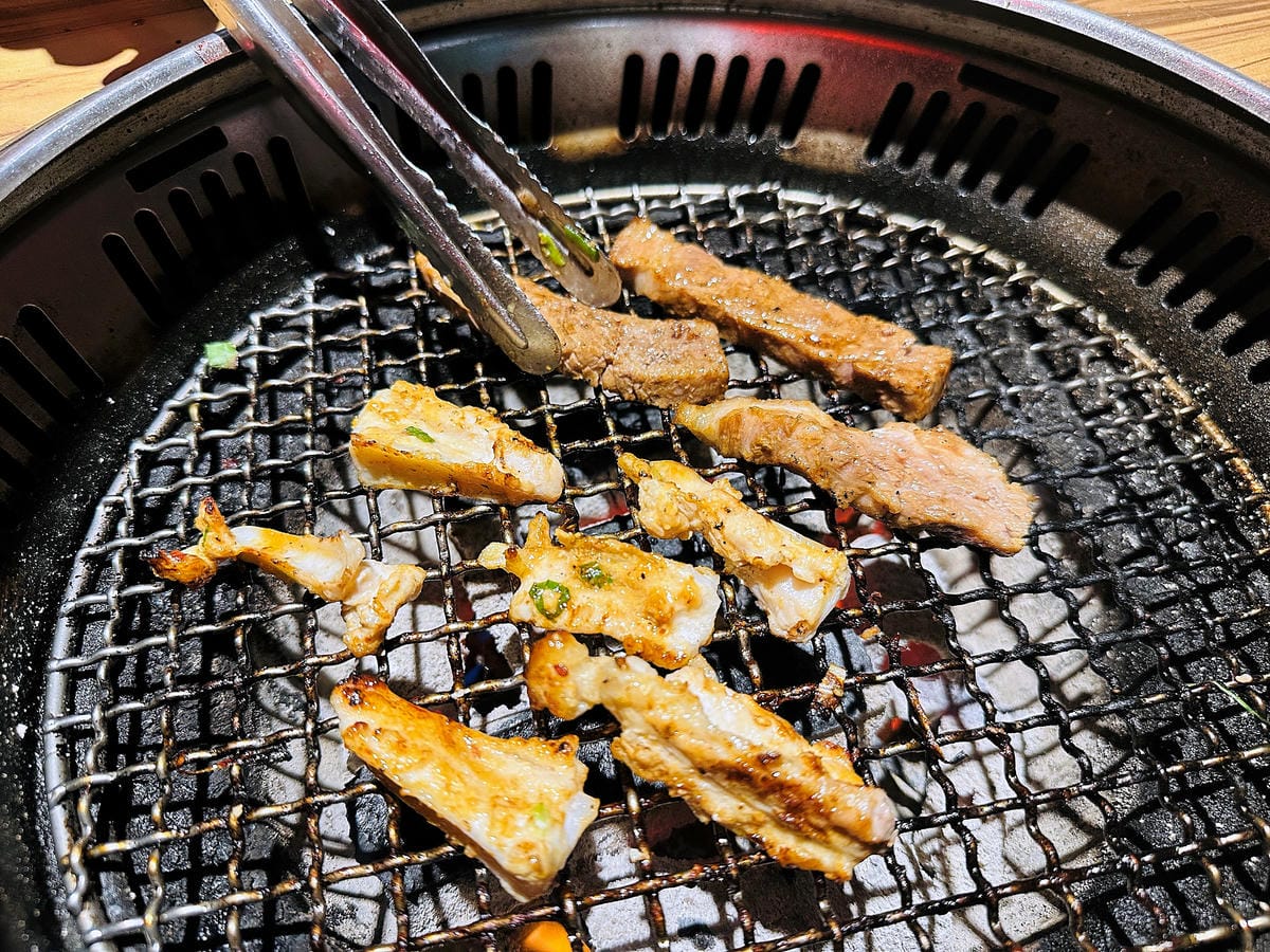 【狸小路燒肉專賣店】基隆超人氣燒肉推薦!激推頂級奢華「日本和牛雙人饗宴」超吸睛華麗九宮格儀式感滿點!嫩滑多汁『日本A5和牛』一吃入魂