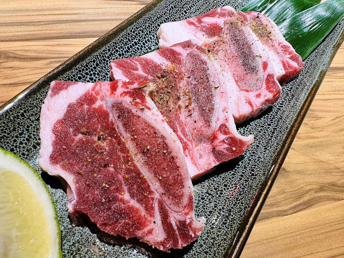 【狸小路燒肉專賣店】基隆超人氣燒肉推薦!激推頂級奢華「日本和牛雙人饗宴」超吸睛華麗九宮格儀式感滿點!嫩滑多汁『日本A5和牛』一吃入魂