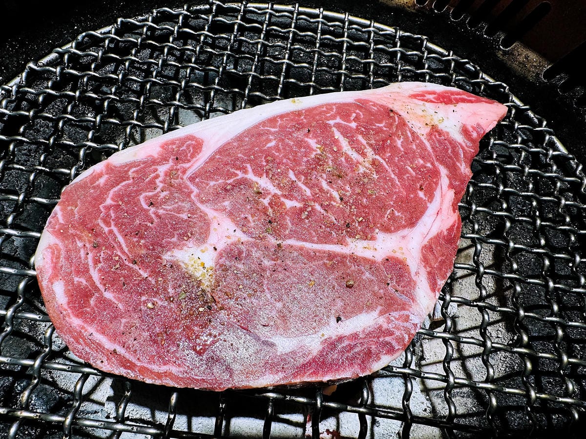 【狸小路燒肉專賣店】基隆超人氣燒肉推薦!激推頂級奢華「日本和牛雙人饗宴」超吸睛華麗九宮格儀式感滿點!嫩滑多汁『日本A5和牛』一吃入魂