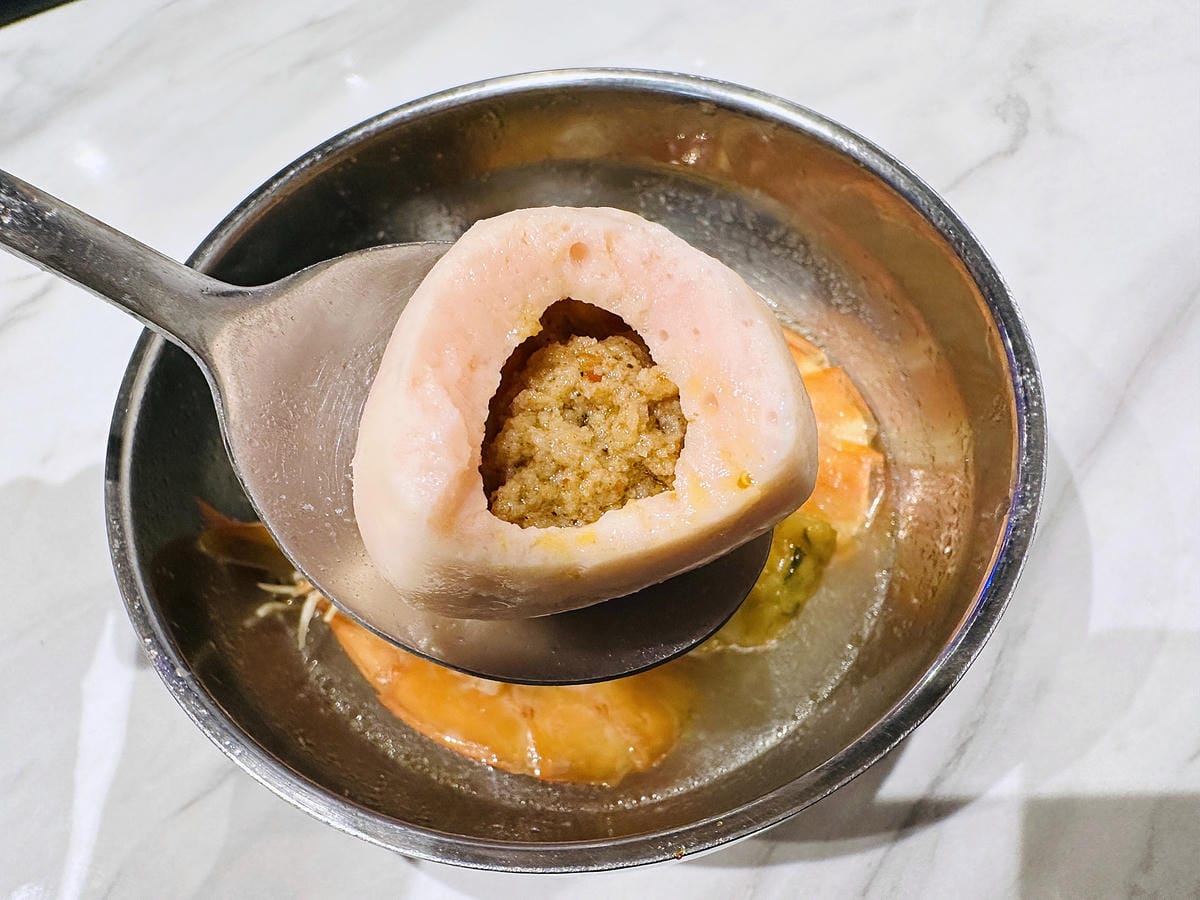 【朋月栻 宗음식含吃一隻雞 土城店】『招牌一隻雞湯』不用遠赴韓國美味經典呈現!超浮誇霸氣海鮮盆挑戰痛風極限!