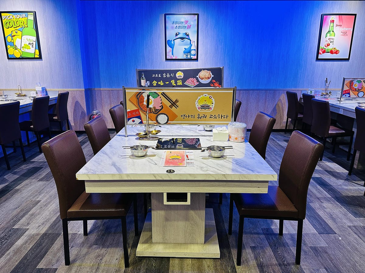 【朋月栻 宗음식含吃一隻雞 土城店】『招牌一隻雞湯』不用遠赴韓國美味經典呈現!超浮誇霸氣海鮮盆挑戰痛風極限!