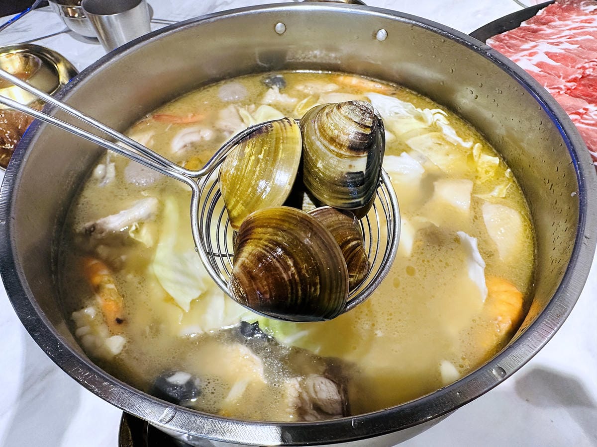 【朋月栻 宗음식含吃一隻雞 土城店】『招牌一隻雞湯』不用遠赴韓國美味經典呈現!超浮誇霸氣海鮮盆挑戰痛風極限!