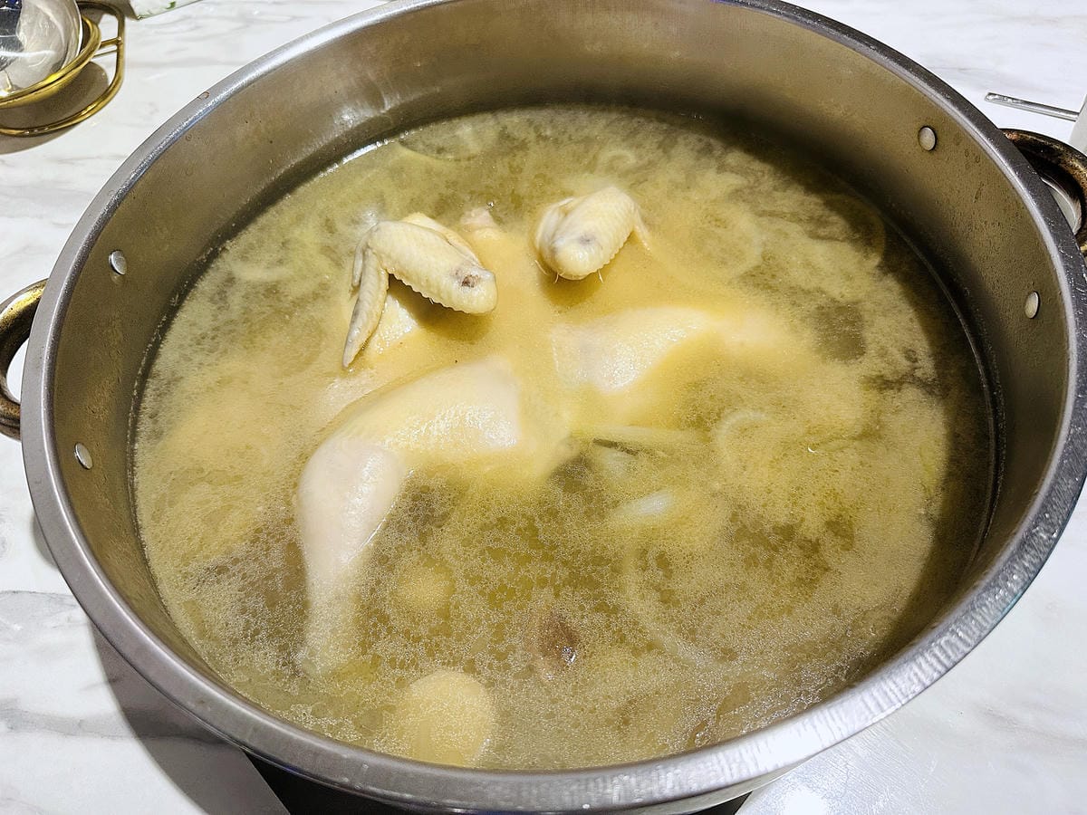 【朋月栻 宗음식含吃一隻雞 土城店】『招牌一隻雞湯』不用遠赴韓國美味經典呈現!超浮誇霸氣海鮮盆挑戰痛風極限!