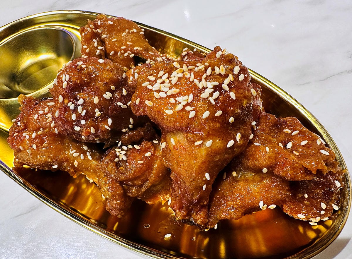 【朋月栻 宗음식含吃一隻雞 土城店】『招牌一隻雞湯』不用遠赴韓國美味經典呈現!超浮誇霸氣海鮮盆挑戰痛風極限!