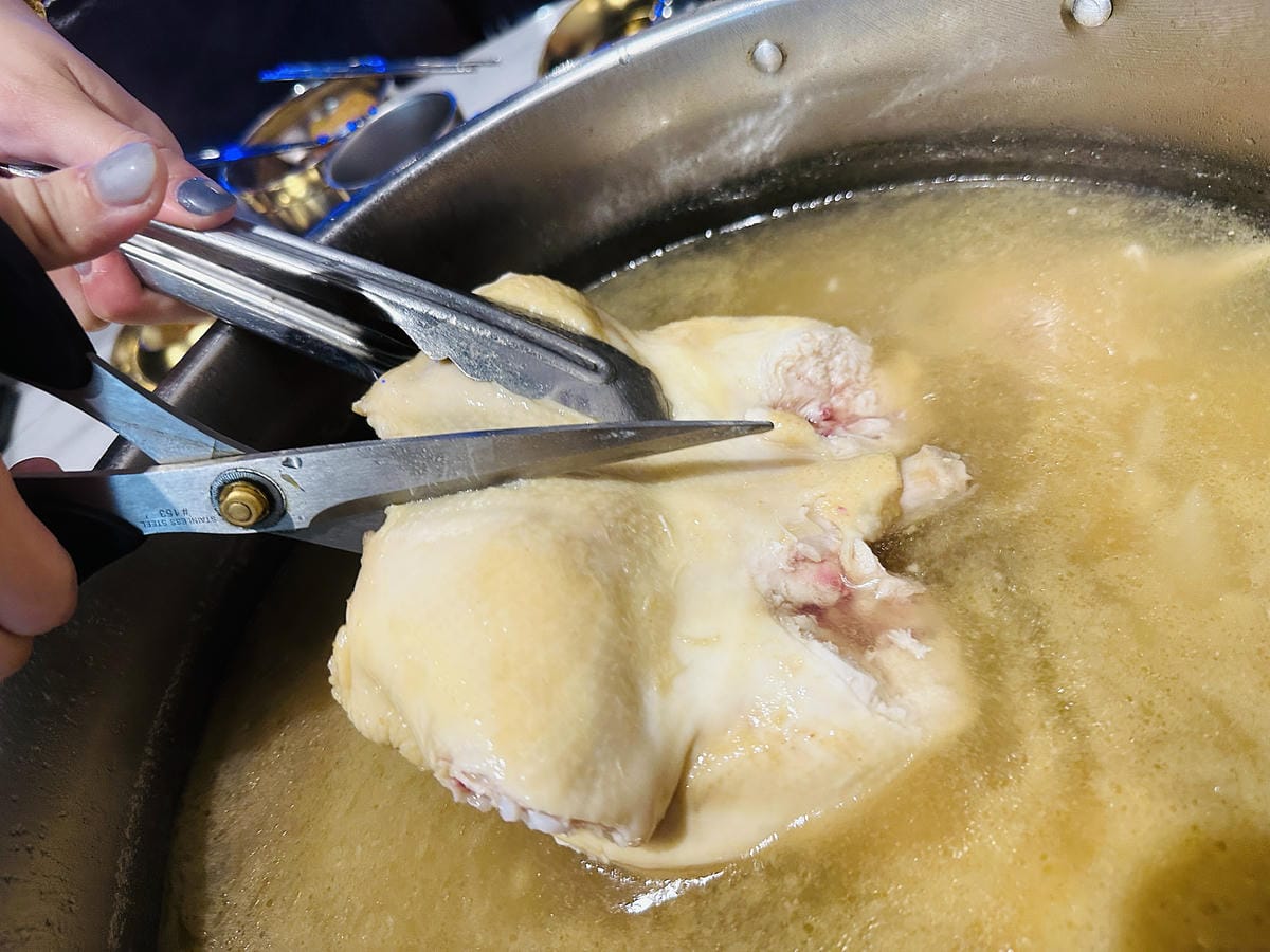 【朋月栻 宗음식含吃一隻雞 土城店】『招牌一隻雞湯』不用遠赴韓國美味經典呈現!超浮誇霸氣海鮮盆挑戰痛風極限!