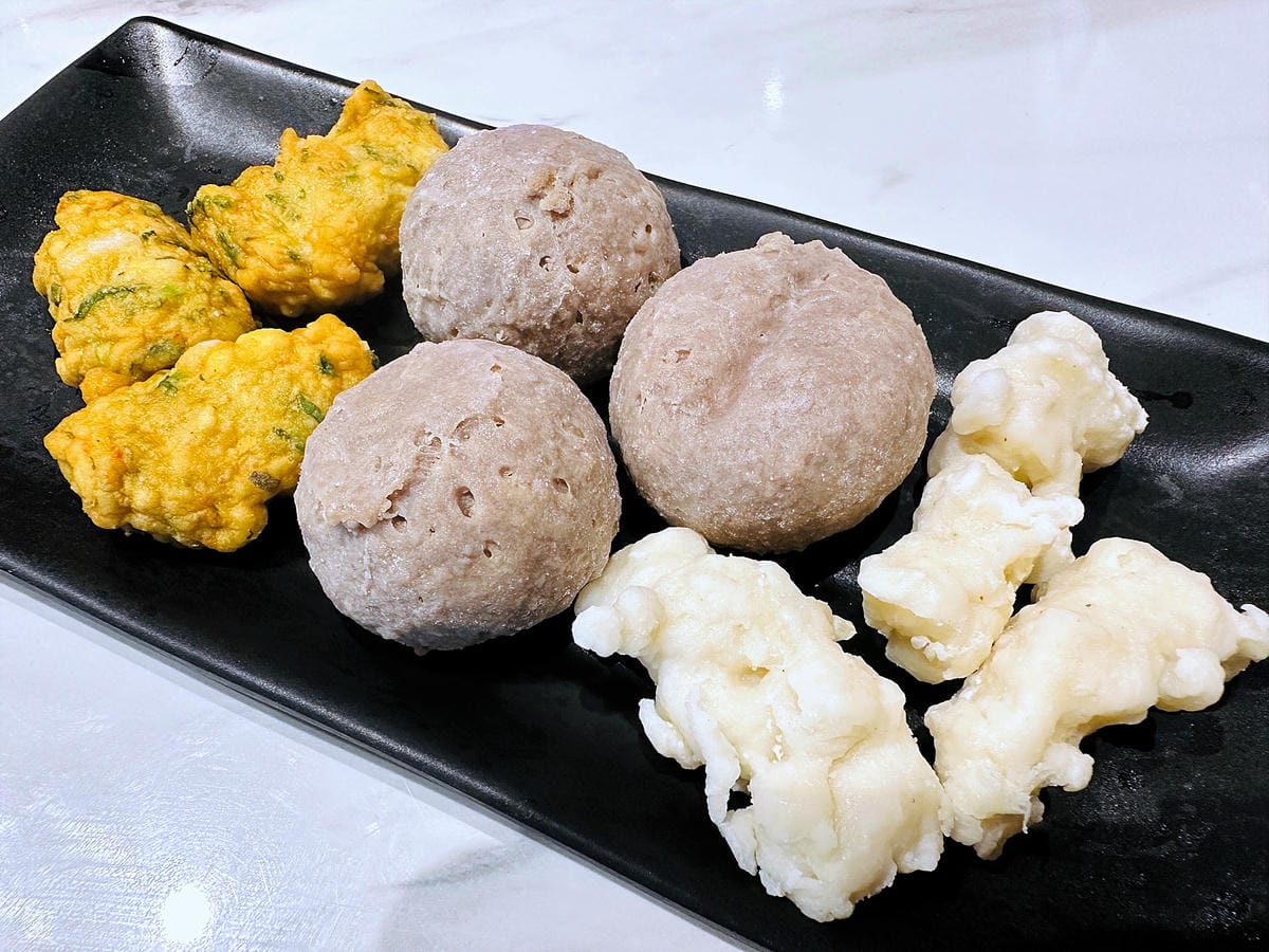 【朋月栻 宗음식含吃一隻雞 土城店】『招牌一隻雞湯』不用遠赴韓國美味經典呈現!超浮誇霸氣海鮮盆挑戰痛風極限!