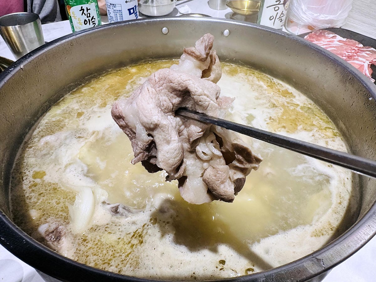 【朋月栻 宗음식含吃一隻雞 土城店】『招牌一隻雞湯』不用遠赴韓國美味經典呈現!超浮誇霸氣海鮮盆挑戰痛風極限!