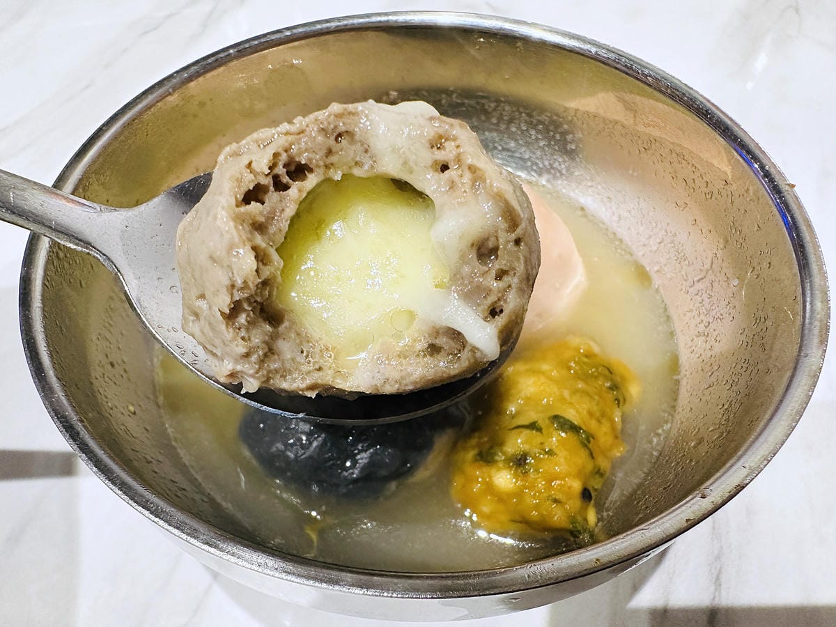 【朋月栻 宗음식含吃一隻雞 土城店】『招牌一隻雞湯』不用遠赴韓國美味經典呈現!超浮誇霸氣海鮮盆挑戰痛風極限!