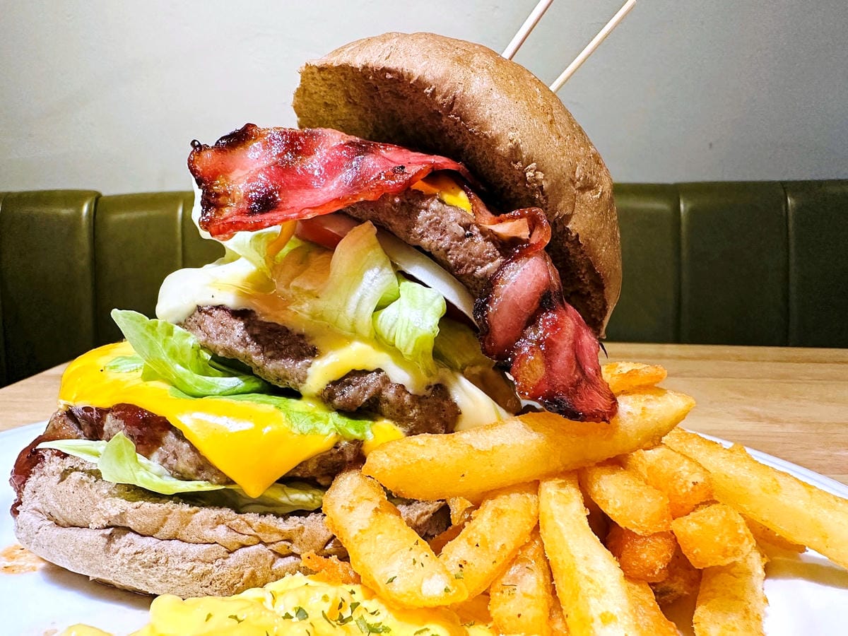 【Stan&Cat史丹貓美式餐廳 西門店】台北大份量美食推薦!無敵巨無霸牛肉堡一吃就上癮捷運西門町站,人氣必吃美式餐廳!